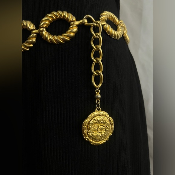 CHANEL 1980s Textured Medallion Logo Belt – Rare Collector’s Piece - Picture 3 of 13